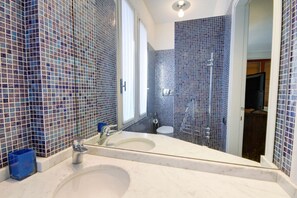 Dusche, Haartrockner, Bidet, Handtücher