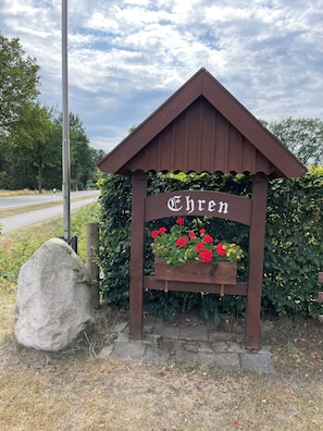 A wooden sign with the name 'Ehren' and a flower planter. - Autumn Glow in the Hasetal Valley / Becksvoort-Noll Vacation Home, accessible. (Löningen)