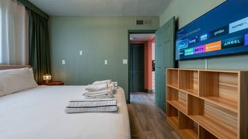 1 bedroom, desk, iron/ironing board, WiFi