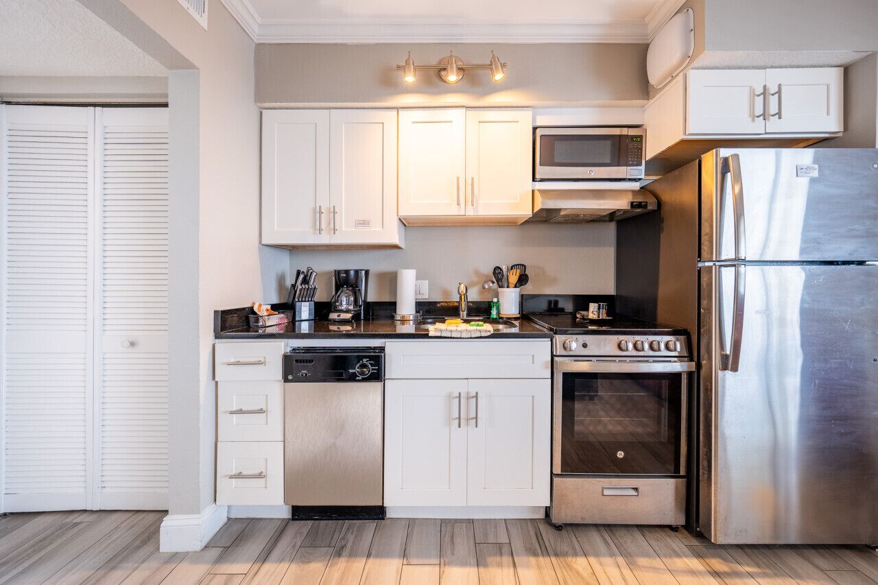 Een koelkast, een magnetron, een oven, een vaatwasser