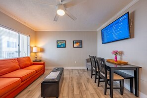 TV, offices - Condo On The Beach - Heated Pool - Self Check-in (Belleair Beach)