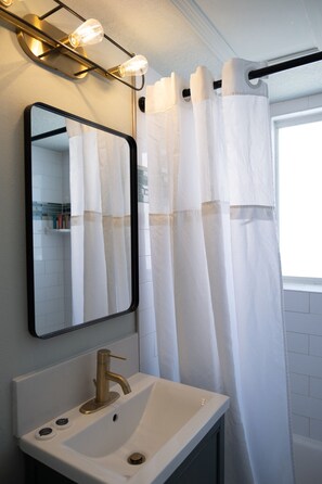 Shower, hair dryer, towels - Condo On The Beach - Heated Pool - Self Check-in (Belleair Beach)