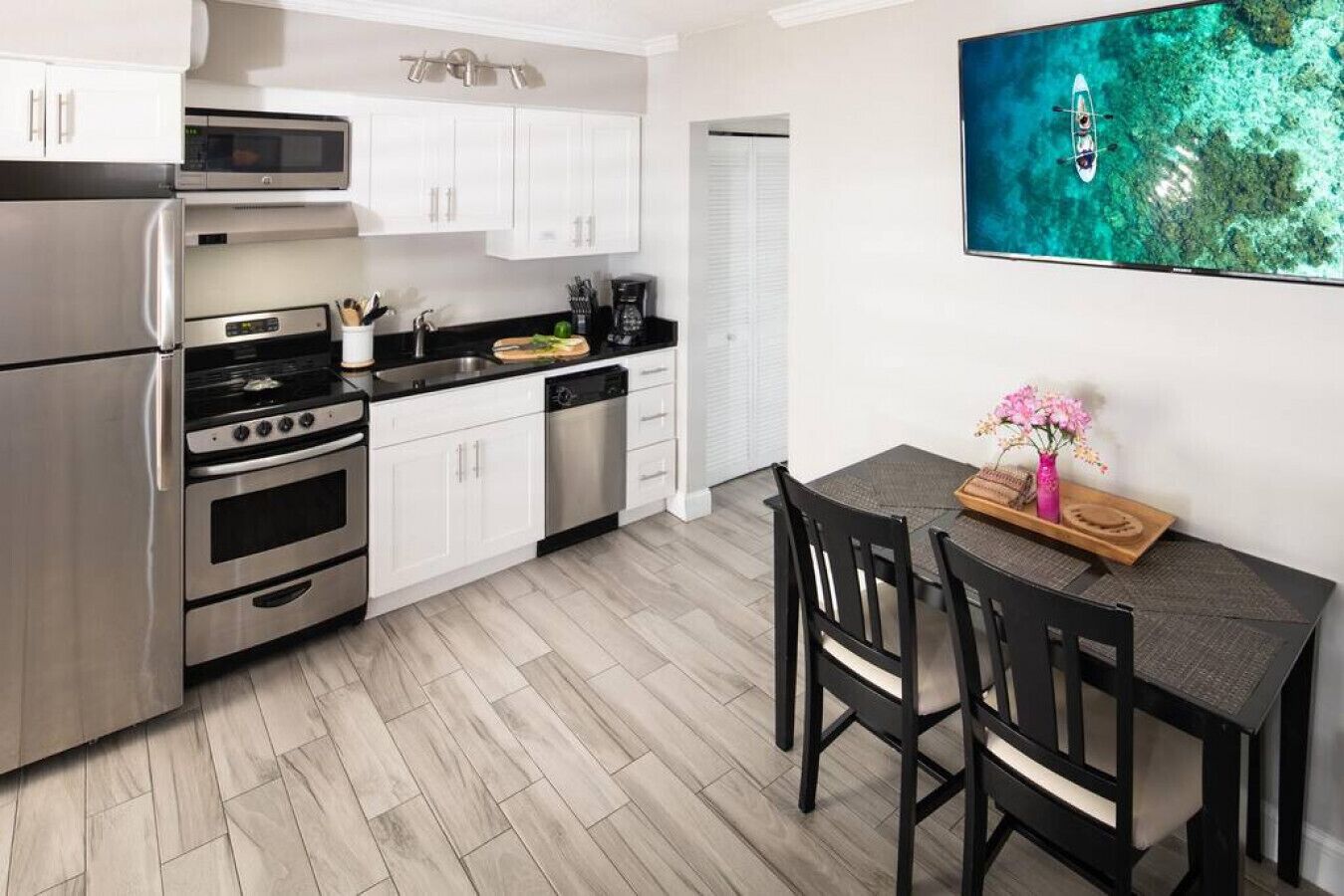 Een koelkast, een magnetron, een oven, een vaatwasser