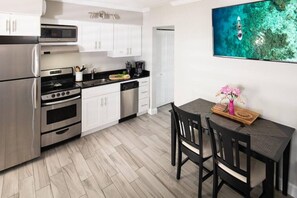 Kylskåp, mikrovågsugn, ugn och diskmaskin