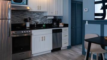 冷蔵庫、電子レンジ、オーブン、食器洗い機