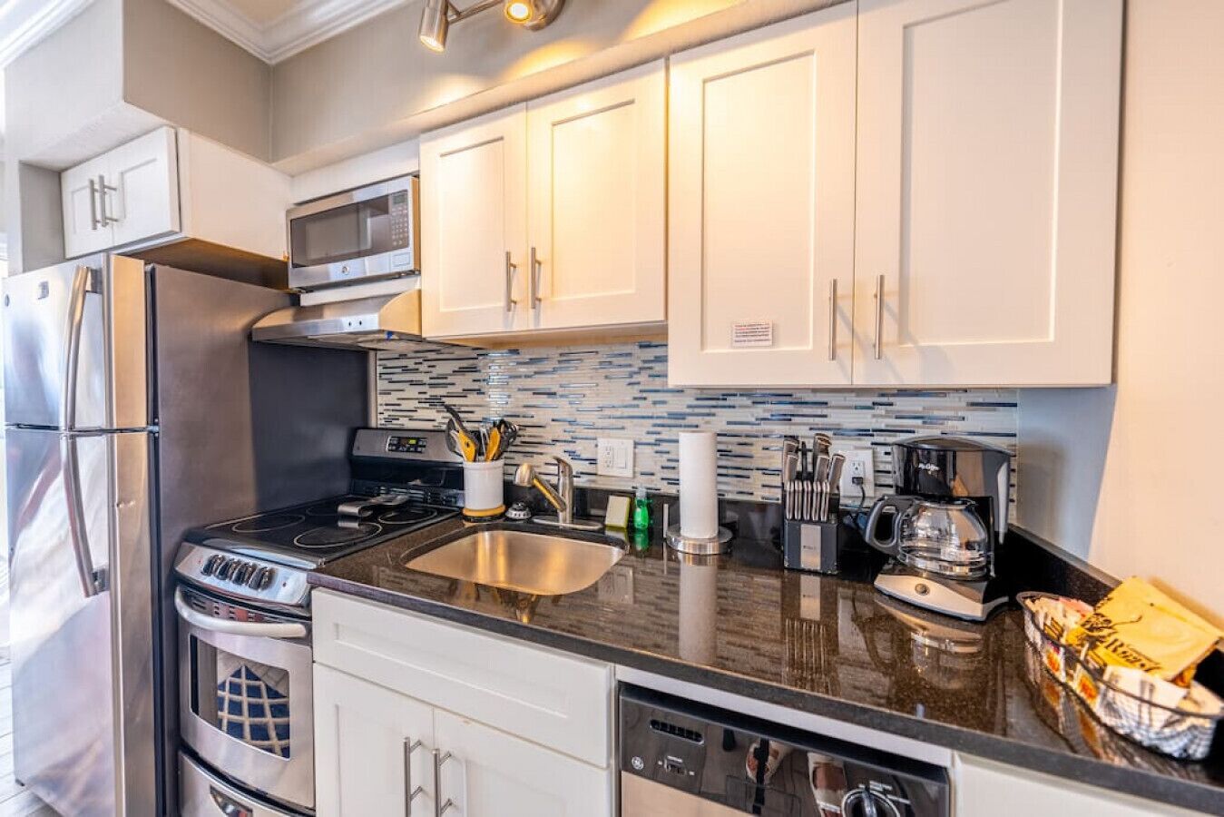 Refrigerador, microondas, horno y lavavajillas 