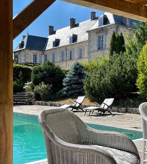 Una piscina al aire libre, una piscina climatizada