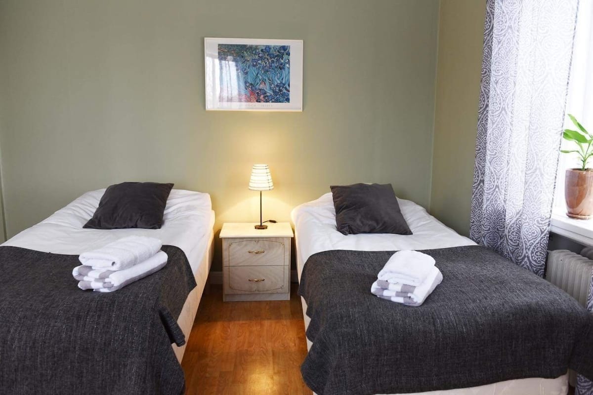 Skrivebord, skrivebord for bærbar PC, wi-fi (inkludert) og sengetøy