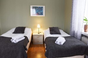 ห้องแฟมิลี่, 2 ห้องนอน, ปลอดบุหรี่, ห้องน้ำรวม | โต๊ะทำงาน, พื้นที่ทำงานแบบใช้แล็ปท็อป, Wi-Fi ฟรี, ผ้าปูท��ี่นอน