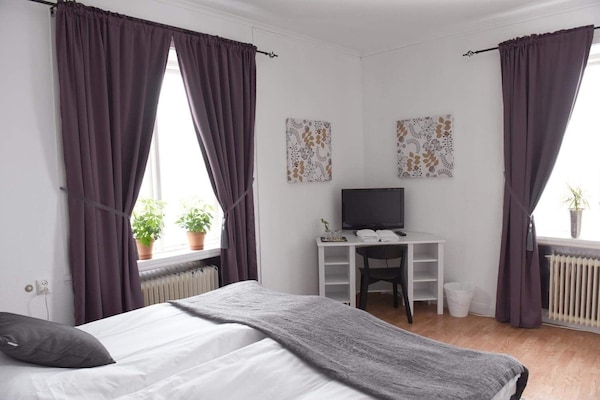 Standaard kamer, 1 twee- of 2 eenpersoonsbedden | Een bureau, een laptopwerkplek, gratis wifi, beddengoed