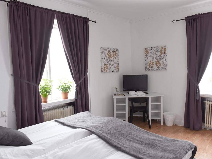 Dobbelt- eller tomannsrom – standard | Skrivebord, skrivebord for bærbar PC, wi-fi (inkludert) og sengetøy