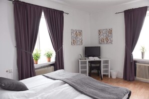 ห้องสแตนดาร์ดดับเบิลหรือทวิน | โต๊ะทำงาน, พื้นที่ทำงานแบบใช้แล็ปท็อป, Wi-Fi ฟรี, ผ้าปูที่นอน