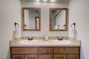 Badewanne, Haartrockner, Handtücher