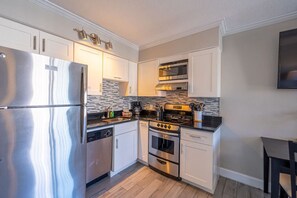 Réfrigérateur, four à micro-ondes, un four, surface de cuisson