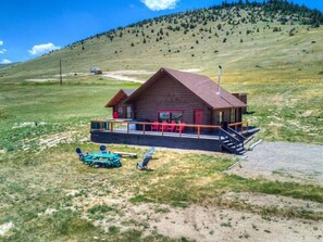 Outdoor dining - Foothill Trail Cabin (Madison County)