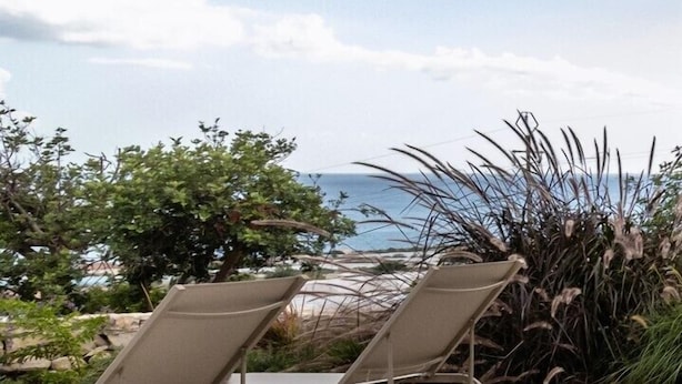 Two sun loungers on a sandy beach with a view of the sea and a cloudy sky. - RoccaSeta dimore siciliane (Scicli)