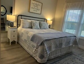 1 habitación, escritorio, tabla de planchar con plancha y cuna de viaje 