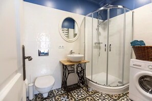 Douche, séchoir à cheveux, serviettes fournies, savon