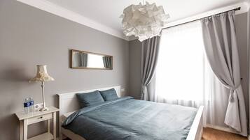 1 habitación, tabla de planchar con plancha y cuna de viaje