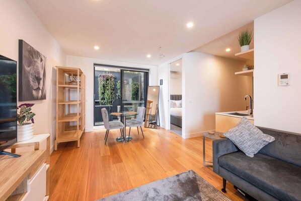TV - Modern 1BR Apt in Brunswick East, 15 mins from CBD (Brunswick East)