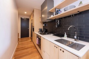 Fridge, microwave, oven, stovetop - Modern 1BR Apt in Brunswick East, 15 mins from CBD (Brunswick East)