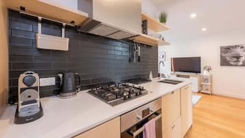 Coffee/tea maker, fridge, microwave, oven