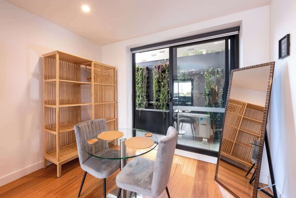 Dining - Modern 1BR Apt in Brunswick East, 15 mins from CBD (Brunswick East)