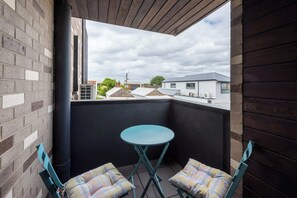 Property grounds - Modern 1BR Apt in Brunswick East, 15 mins from CBD (Brunswick East)
