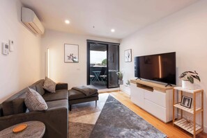 TV - Modern 1BR Apt in Brunswick East, 15 mins from CBD (Brunswick East)
