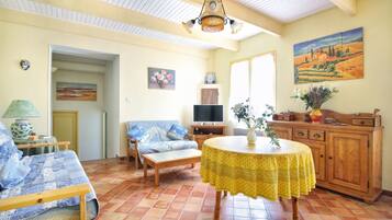 Televisie, boeken en een computerscherm