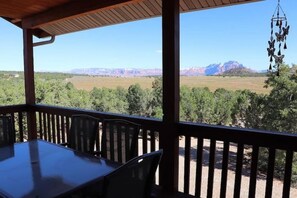 Outdoor dining - Custom Home On 40 Private Acres Overlooking Zion (Apple Valley)