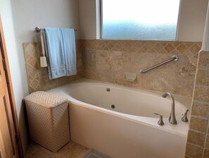 按摩浴缸、風筒、提供毛巾、番梘