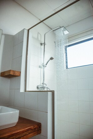 Douche, séchoir à cheveux, serviettes fournies, papier de toilette