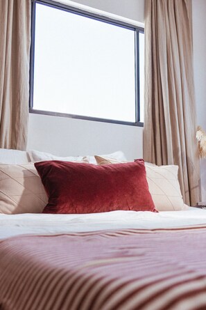 4 habitaciones, tabla de planchar con plancha y cuna de viaje 