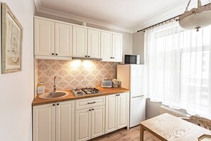 Réfrigérateur, micro-ondes, plaque de cuisson, bouilloire électrique