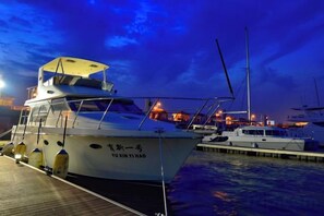 A boat docked at a marina with a clear sky. - Scholars Hotel (Tongzhou Bay Business Center Yacht Club) (Nantong)