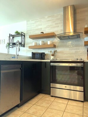 Fridge, microwave, stovetop, dishwasher