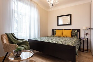 1 habitación, tabla de planchar con plancha y cuna de viaje