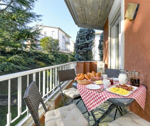 Outdoor dining - DesenzanoLoft Green Family Apartment  (Desenzano del Garda)
