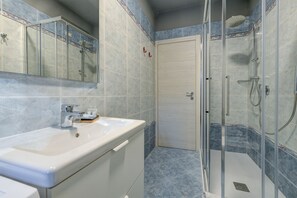 Shower, hair dryer, towels, shampoo - DesenzanoLoft Green Family Apartment  (Desenzano del Garda)