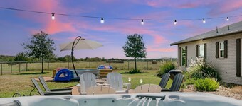 4/2 Ranch | Hot Tub | Full Kitchen | Family Friendly | Pets Allowed w/ Fee