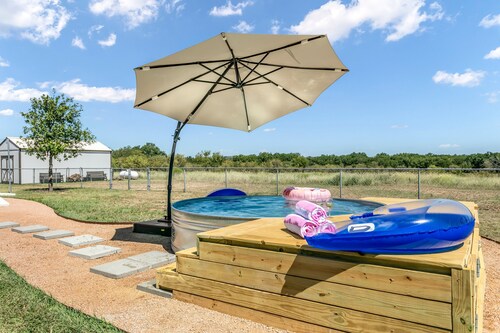 4/2 Ranch | Hot Tub | Full Kitchen | Family Friendly | Pets Allowed w/ Fee