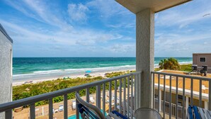 Un balcone con vista sulla spiaggia e sull'oceano.