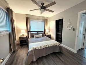 2 bedrooms, WiFi, bed sheets - Newly Renovated, Pet Friendly 4 Miles to the Beach (Largo)