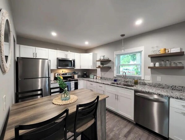 Private kitchen - Newly Renovated, Pet Friendly 4 Miles to the Beach (Largo)