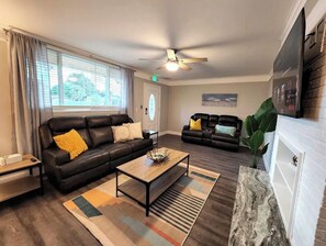 TV - Newly Renovated, Pet Friendly 4 Miles to the Beach (Largo)