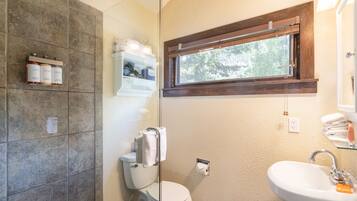 Studio | Bathroom | Towels, shampoo