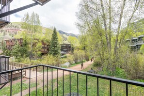 Studio | Property grounds - Manitou Lodge 5 Hotel Room by Alpine Lodging Telluride (Telluride)