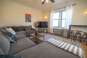 Living area - Stellar stay in spacious comfort – Hoboken (Hoboken)