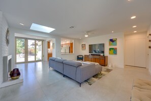 Smart TV, caminetto, altoparlanti intelligenti